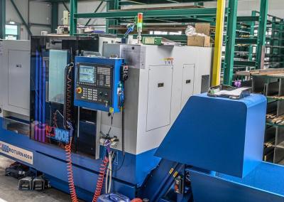 Moderne CNC-Schrägbettdrehmaschine mit Linearführungen in allen Achsen
