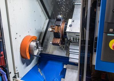 CNC-Schrägbettdrehmaschine mit Linearführungen in allen Achsen