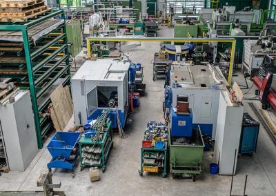 Moderne CNC-Schrägbettdrehmaschinen mit Linearführungen in allen Achsen
